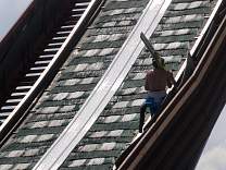 42jumperclimbing90meter.jpg